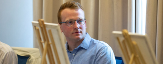 spedytor czyta wiadomość  - organizacja przeładunku