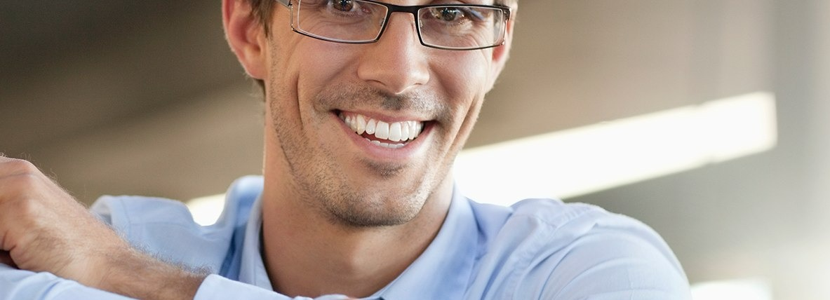 doradca sprzedaży usług spedycyjnych uściskiem ręki przypieczętowuje transakcje